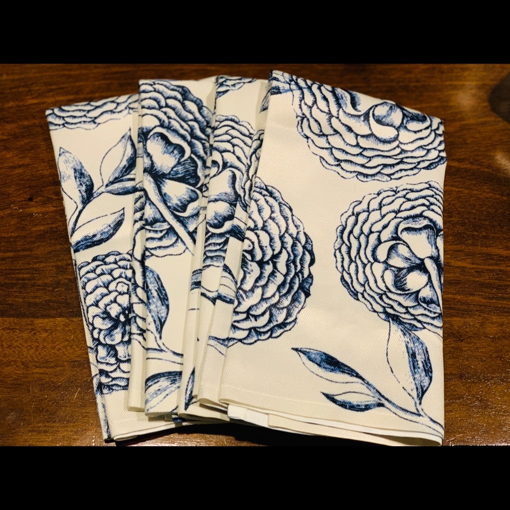 FARMHOUSE Antique Flower Floral Napkins NWOT x4